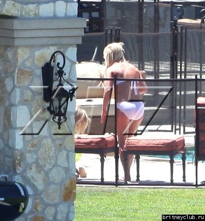 Бритни отдыхает у бассеина в Калабасасе04.jpg(Бритни Спирс, Britney Spears)