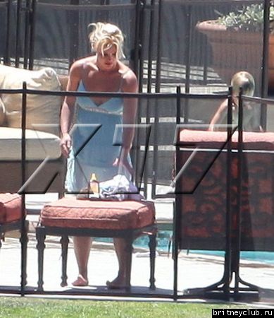 Бритни отдыхает у бассеина в Калабасасе10.jpg(Бритни Спирс, Britney Spears)