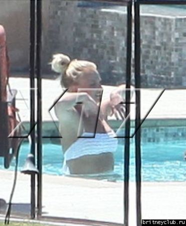 Бритни отдыхает у бассеина в Калабасасе13.jpg(Бритни Спирс, Britney Spears)