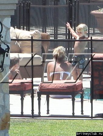 Бритни отдыхает у бассеина в Калабасасе15.jpg(Бритни Спирс, Britney Spears)