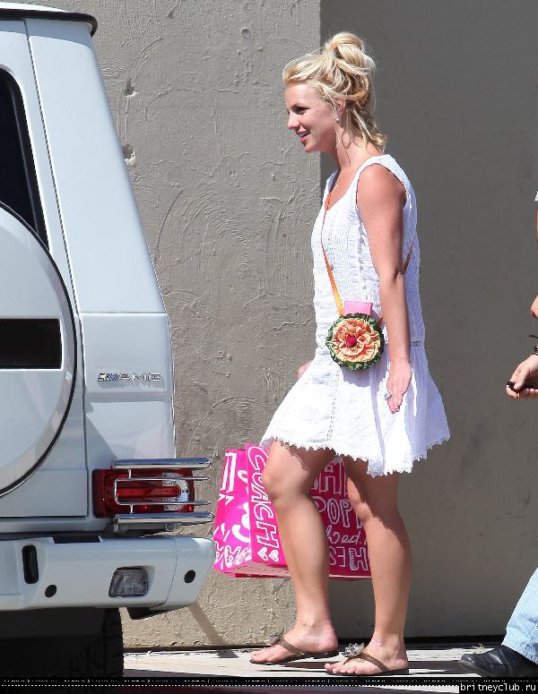 Бритни на шоппинге в Калабасасе42.jpg(Бритни Спирс, Britney Spears)