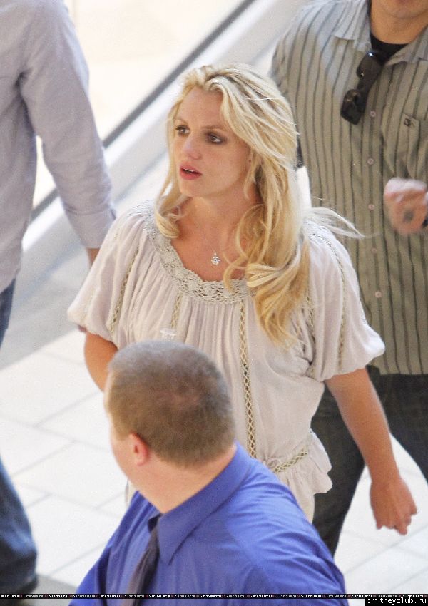 Бритни на шоппинге в Topanga Mall13.jpg(Бритни Спирс, Britney Spears)