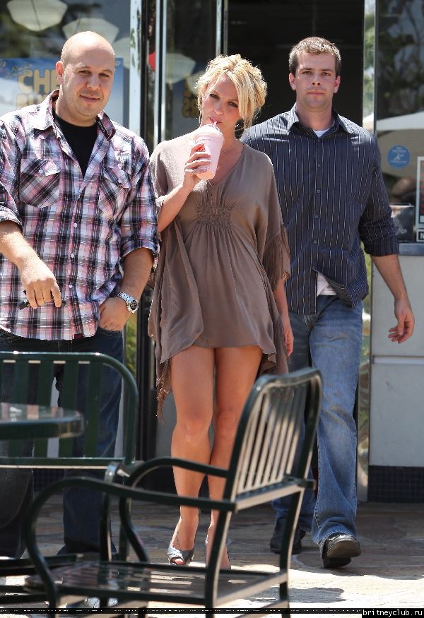 Бритни посещает кафе Johnny Rockets50.jpg(Бритни Спирс, Britney Spears)