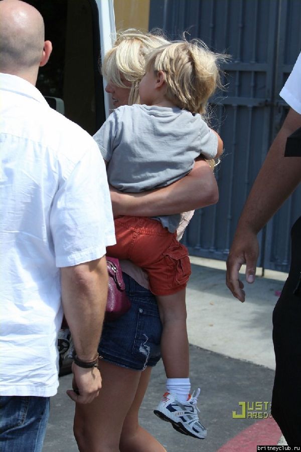Бритни с детьми в Калабасасе17.jpg(Бритни Спирс, Britney Spears)