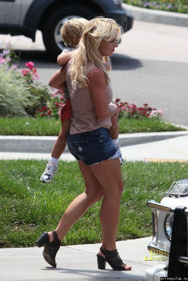 Бритни с детьми в Калабасасе21.jpg(Бритни Спирс, Britney Spears)