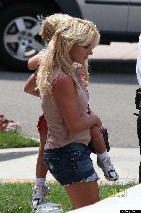 Бритни с детьми в Калабасасе22.jpg(Бритни Спирс, Britney Spears)