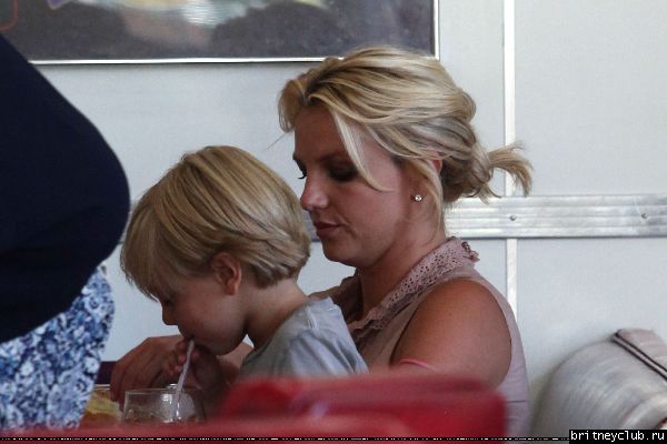 Бритни с детьми в Калабасасе23.jpg(Бритни Спирс, Britney Spears)