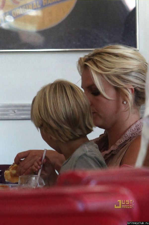 Бритни с детьми в Калабасасе25.jpg(Бритни Спирс, Britney Spears)