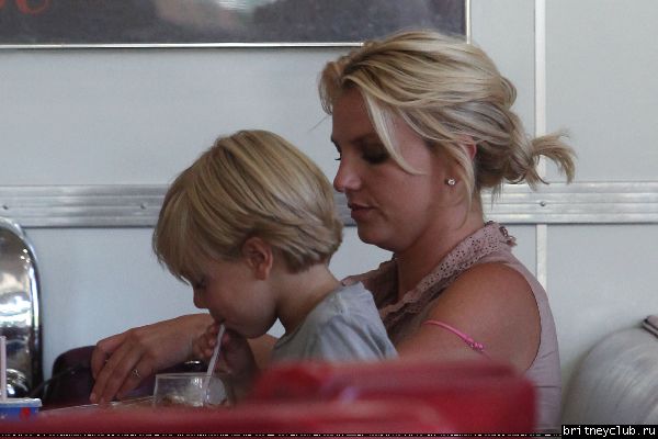 Бритни с детьми в Калабасасе29.jpg(Бритни Спирс, Britney Spears)
