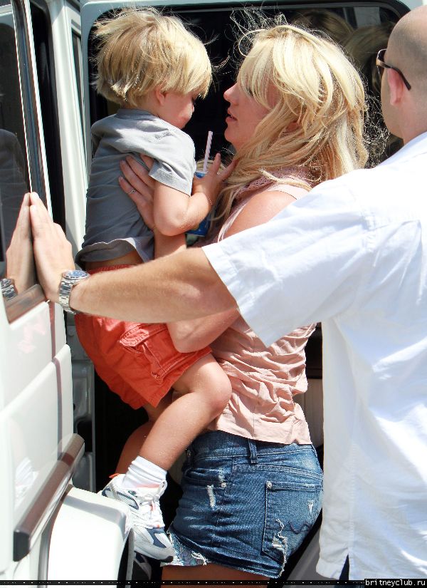Бритни с детьми в Калабасасе42.jpg(Бритни Спирс, Britney Spears)