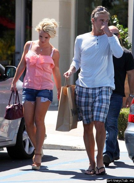 Бритни и Джейсон на шоппинге в Калабасасе02.jpg(Бритни Спирс, Britney Spears)
