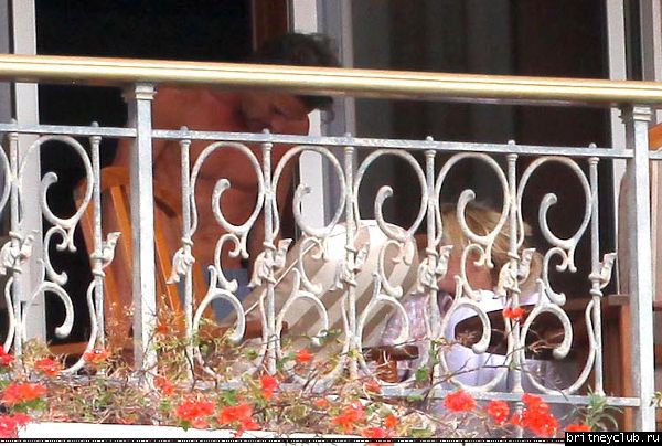 Бритни и Джейсон отдыхают на балконе отеля02.jpg(Бритни Спирс, Britney Spears)