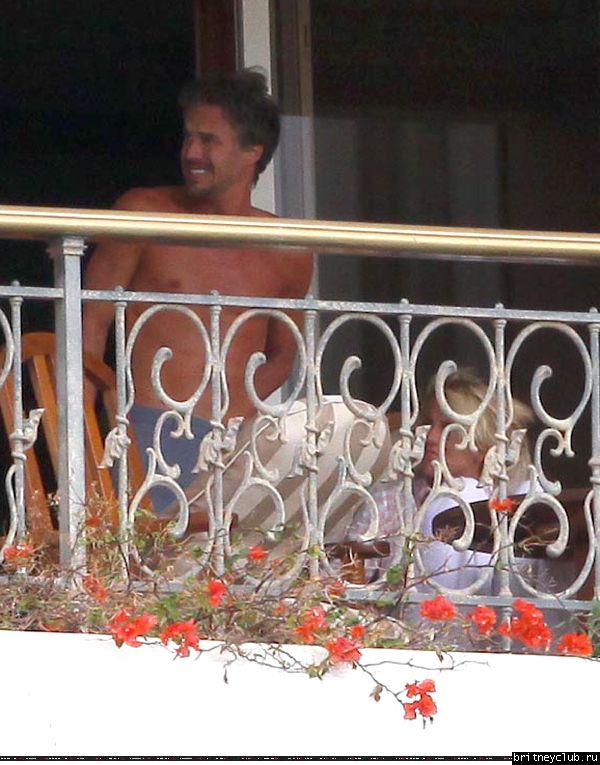 Бритни и Джейсон отдыхают на балконе отеля06.jpg(Бритни Спирс, Britney Spears)