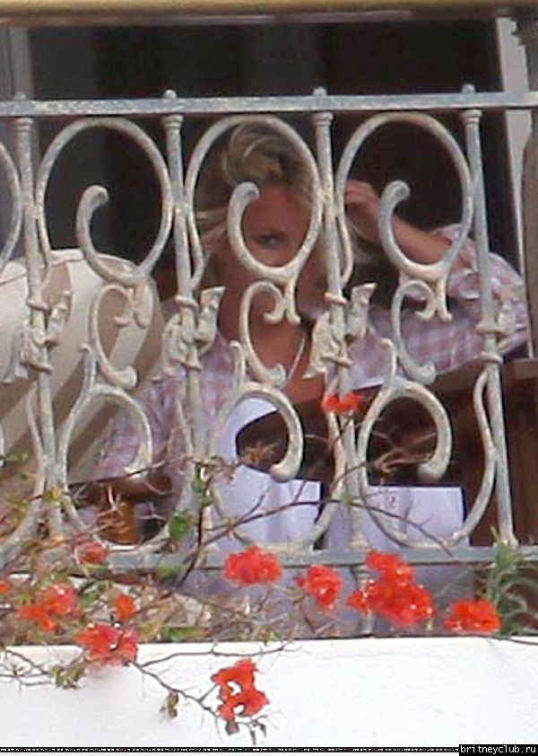 Бритни и Джейсон отдыхают на балконе отеля08.jpg(Бритни Спирс, Britney Spears)