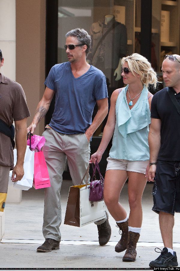 Бритни и Джейсон делают покупки на Гавайях04.jpg(Бритни Спирс, Britney Spears)
