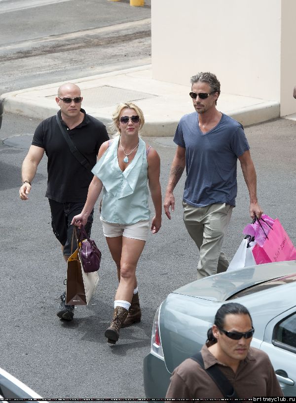 Бритни и Джейсон делают покупки на Гавайях16.jpg(Бритни Спирс, Britney Spears)