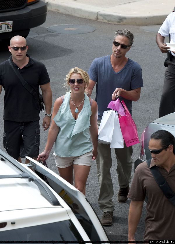 Бритни и Джейсон делают покупки на Гавайях17.jpg(Бритни Спирс, Britney Spears)