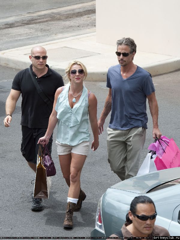 Бритни и Джейсон делают покупки на Гавайях21.jpg(Бритни Спирс, Britney Spears)