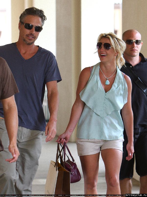 Бритни и Джейсон делают покупки на Гавайях41.jpg(Бритни Спирс, Britney Spears)