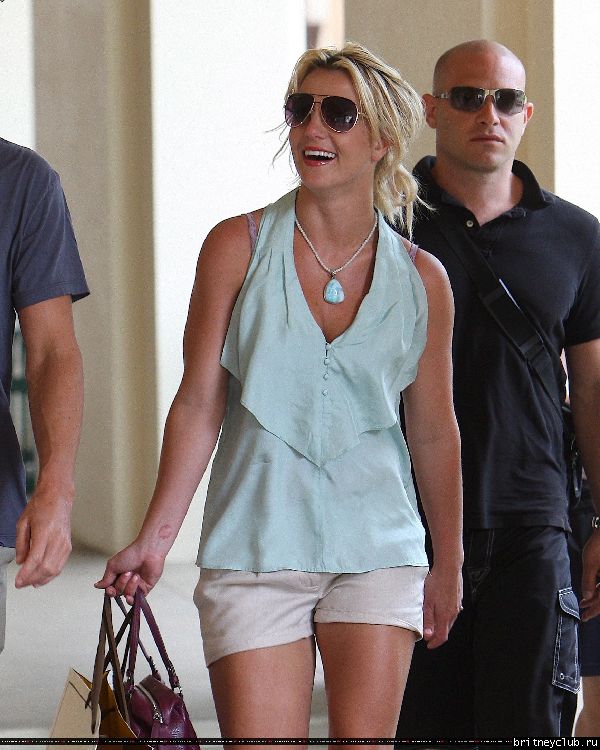 Бритни и Джейсон делают покупки на Гавайях47.jpg(Бритни Спирс, Britney Spears)