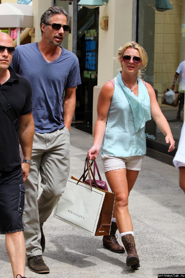 Бритни и Джейсон делают покупки на Гавайях57.jpg(Бритни Спирс, Britney Spears)