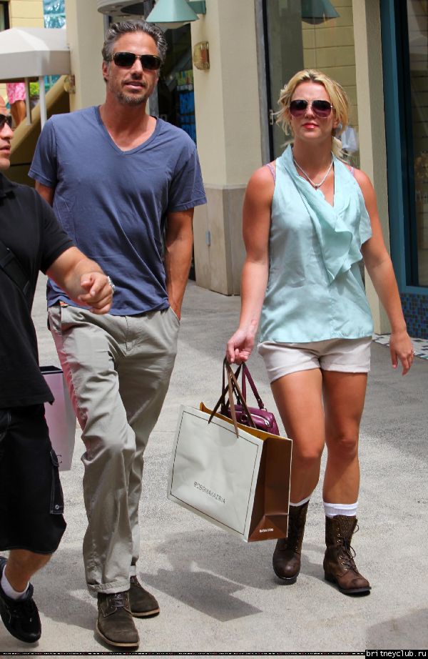 Бритни и Джейсон делают покупки на Гавайях59.jpg(Бритни Спирс, Britney Spears)