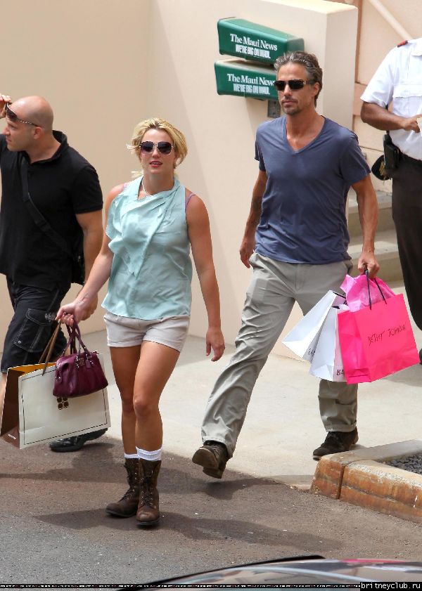 Бритни и Джейсон делают покупки на Гавайях62.jpg(Бритни Спирс, Britney Spears)