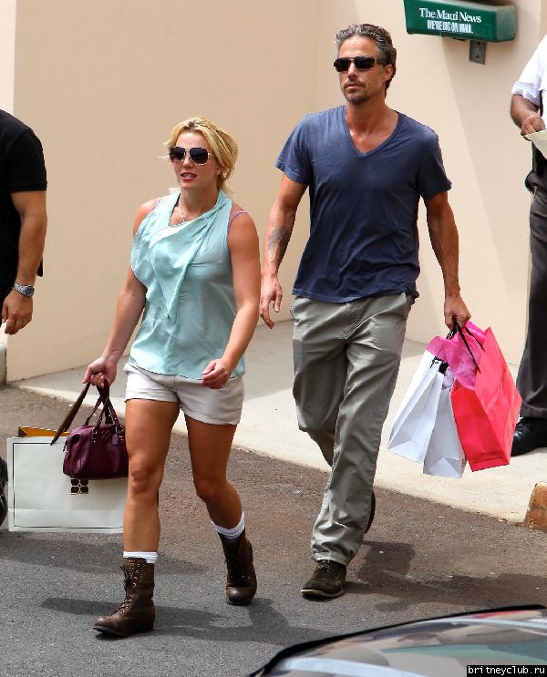 Бритни и Джейсон делают покупки на Гавайях65.jpg(Бритни Спирс, Britney Spears)
