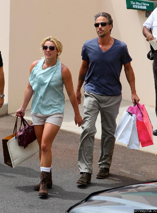 Бритни и Джейсон делают покупки на Гавайях66.jpg(Бритни Спирс, Britney Spears)