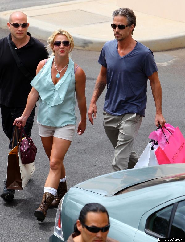 Бритни и Джейсон делают покупки на Гавайях68.jpg(Бритни Спирс, Britney Spears)