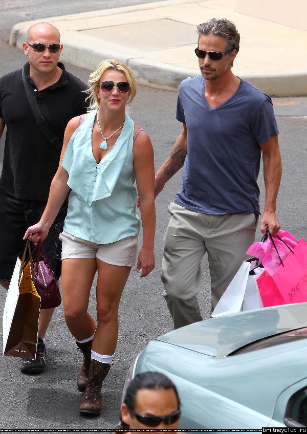 Бритни и Джейсон делают покупки на Гавайях70.jpg(Бритни Спирс, Britney Spears)