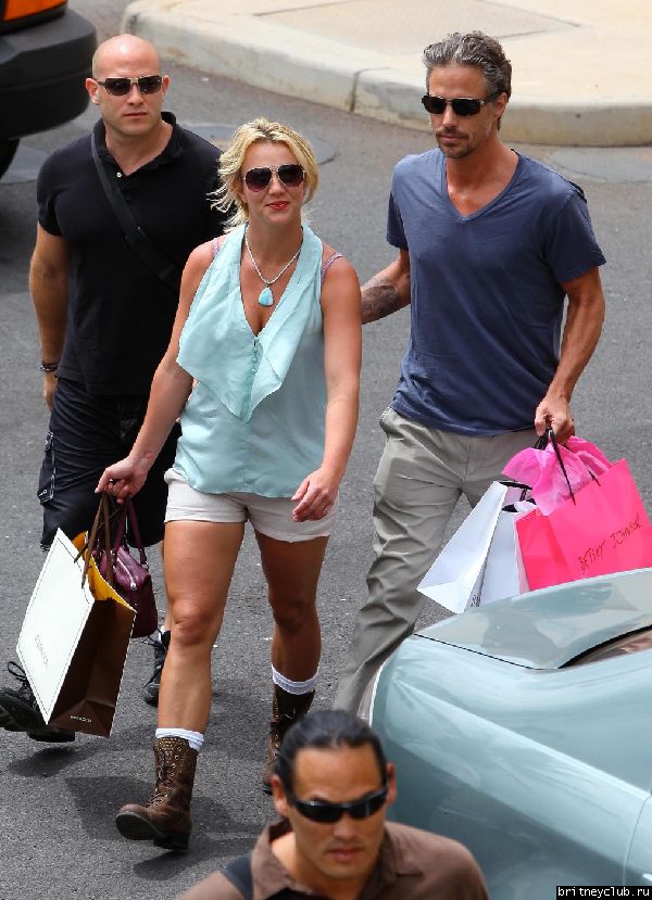 Бритни и Джейсон делают покупки на Гавайях71.jpg(Бритни Спирс, Britney Spears)