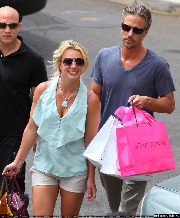 Бритни и Джейсон делают покупки на Гавайях72.jpg(Бритни Спирс, Britney Spears)
