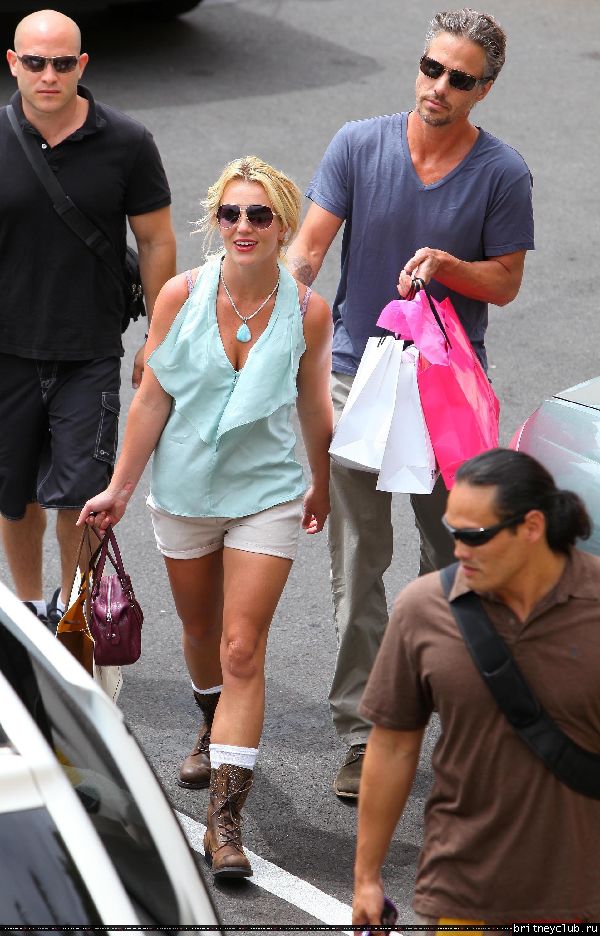 Бритни и Джейсон делают покупки на Гавайях81.jpg(Бритни Спирс, Britney Spears)