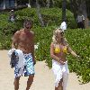 Бритни и Джейсон на пляже на курорте Мауи