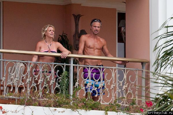 Бритни и Джейсон проводят время на балконе отеля04.jpg(Бритни Спирс, Britney Spears)