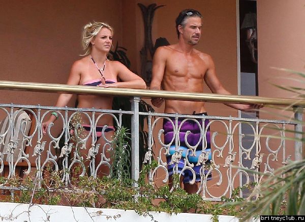 Бритни и Джейсон проводят время на балконе отеля09.jpg(Бритни Спирс, Britney Spears)