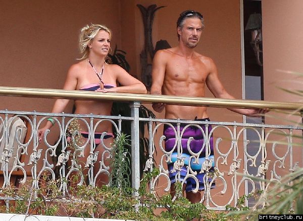 Бритни и Джейсон проводят время на балконе отеля10.jpg(Бритни Спирс, Britney Spears)