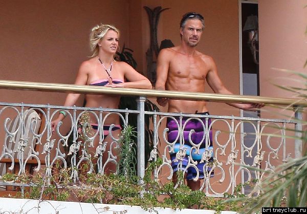 Бритни и Джейсон проводят время на балконе отеля12.jpg(Бритни Спирс, Britney Spears)
