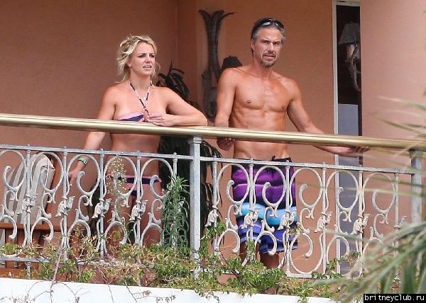 Бритни и Джейсон проводят время на балконе отеля13.jpg(Бритни Спирс, Britney Spears)