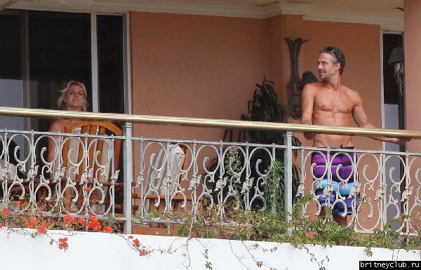 Бритни и Джейсон проводят время на балконе отеля14.jpg(Бритни Спирс, Britney Spears)