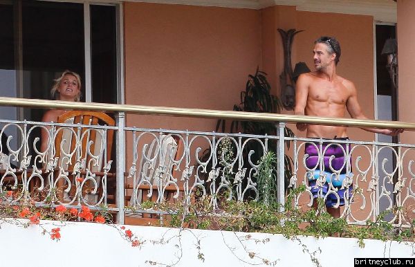 Бритни и Джейсон проводят время на балконе отеля16.jpg(Бритни Спирс, Britney Spears)