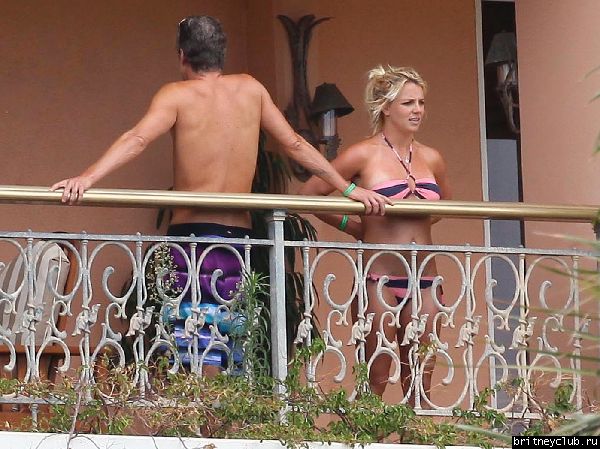 Бритни и Джейсон проводят время на балконе отеля17.jpg(Бритни Спирс, Britney Spears)