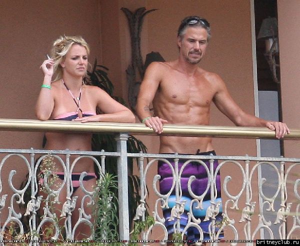 Бритни и Джейсон проводят время на балконе отеля26.jpg(Бритни Спирс, Britney Spears)