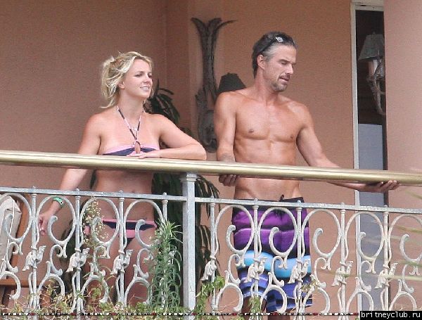 Бритни и Джейсон проводят время на балконе отеля29.jpg(Бритни Спирс, Britney Spears)