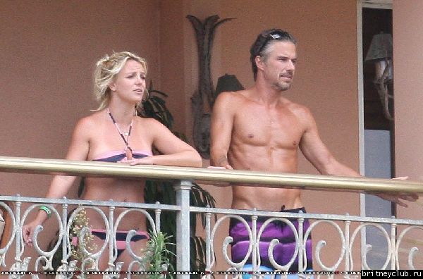 Бритни и Джейсон проводят время на балконе отеля31.jpg(Бритни Спирс, Britney Spears)