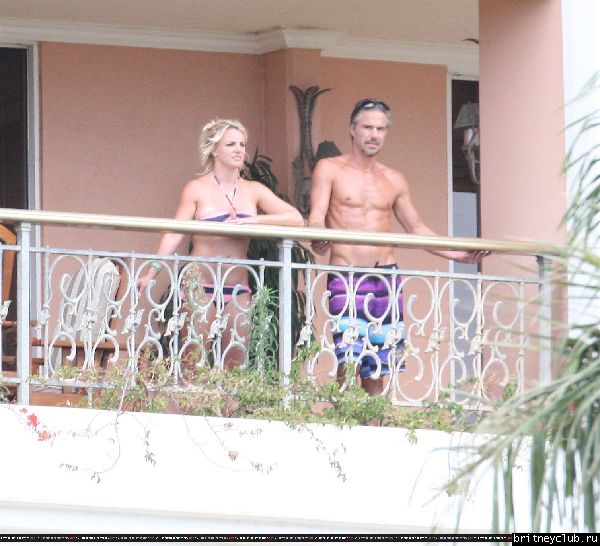 Бритни и Джейсон проводят время на балконе отеля33.jpg(Бритни Спирс, Britney Spears)