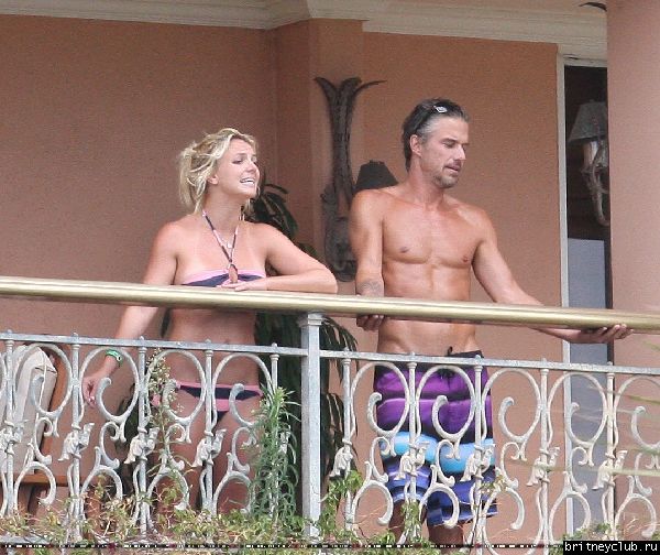 Бритни и Джейсон проводят время на балконе отеля39.jpg(Бритни Спирс, Britney Spears)