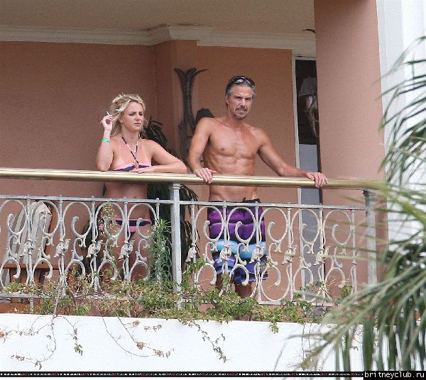 Бритни и Джейсон проводят время на балконе отеля40.jpg(Бритни Спирс, Britney Spears)