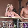Бритни и Джейсон проводят время на балконе отеля